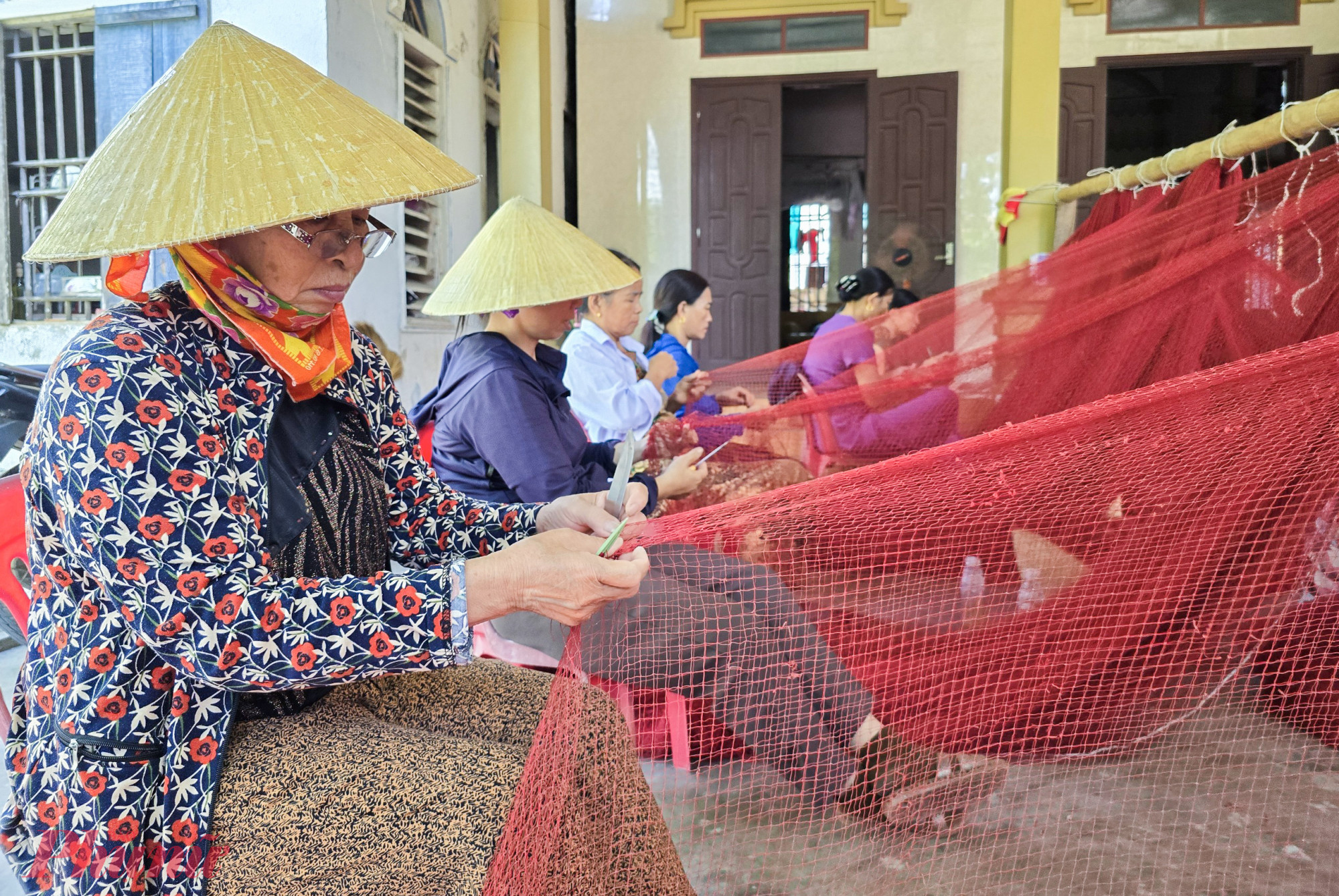 Theo b&agrave; Thanh, việc v&aacute; lưới kh&ocirc;ng qu&aacute; kh&oacute;. Một người để th&agrave;nh thạo c&aacute;ch v&aacute; chỉ cần học hỏi, luyện tay nghề trong khoảng nửa năm. Phần lớn phụ nữ ở x&oacute;m Đại T&acirc;n đ&atilde; quen với c&aacute;c c&ocirc;ng việc &ldquo;hậu cần&rdquo; của nghề đ&aacute;nh c&aacute;, n&ecirc;n những việc như v&aacute; lưới họ đ&atilde; thuần thục từ nhỏ.