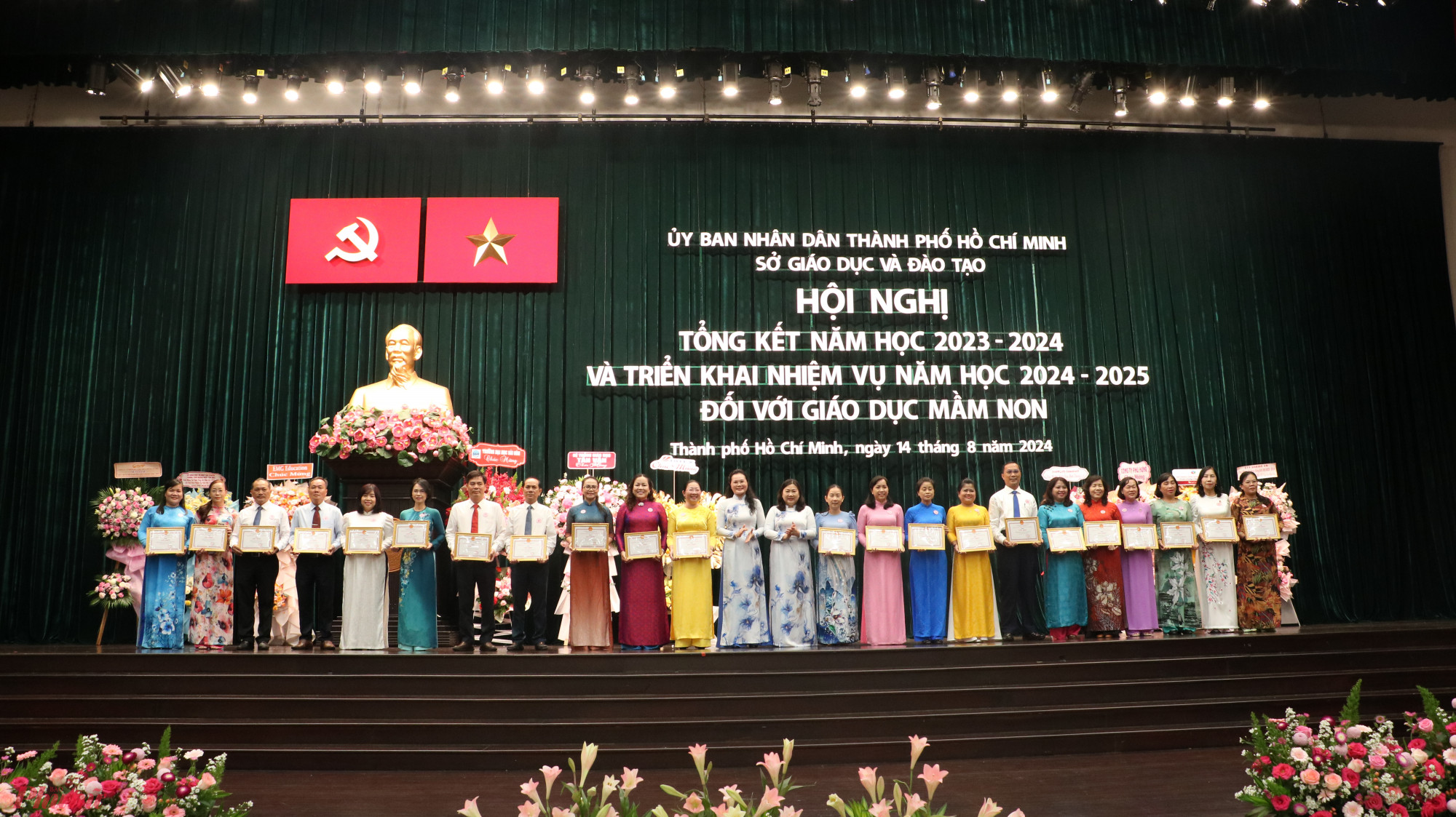 Trao giấy khen cho c&aacute;c tập thể, c&aacute; nh&acirc;n đạt th&agrave;nh t&iacute;ch xuất sắc - Ảnh: Trang Thư