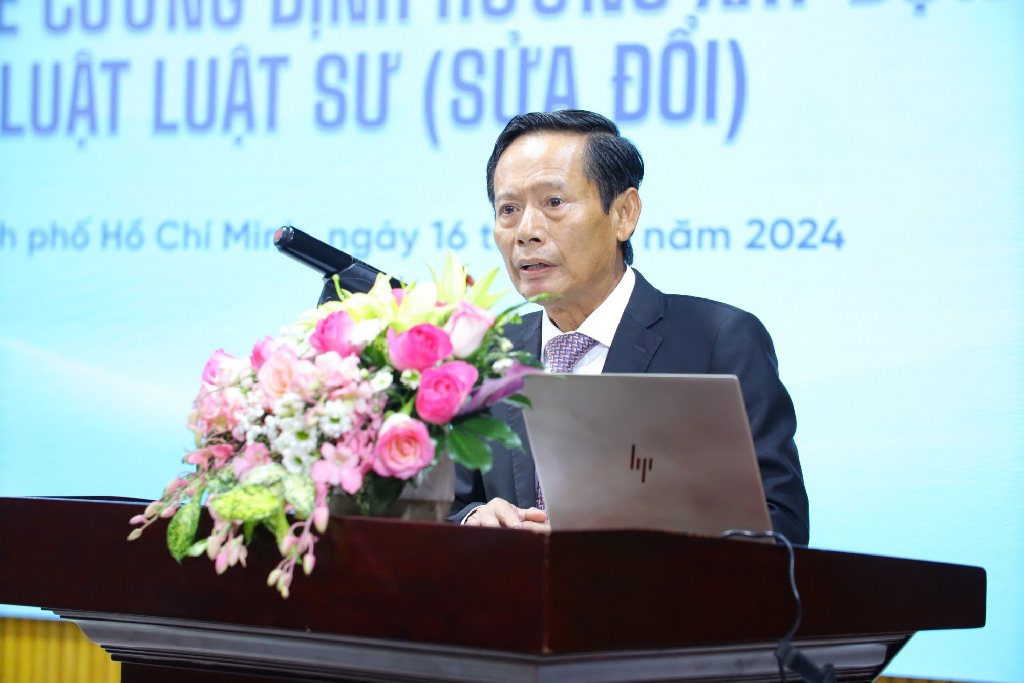 Luật sư Phan Trung Ho&agrave;i ph&aacute;t biểu tại hội thảo - Ảnh: NA