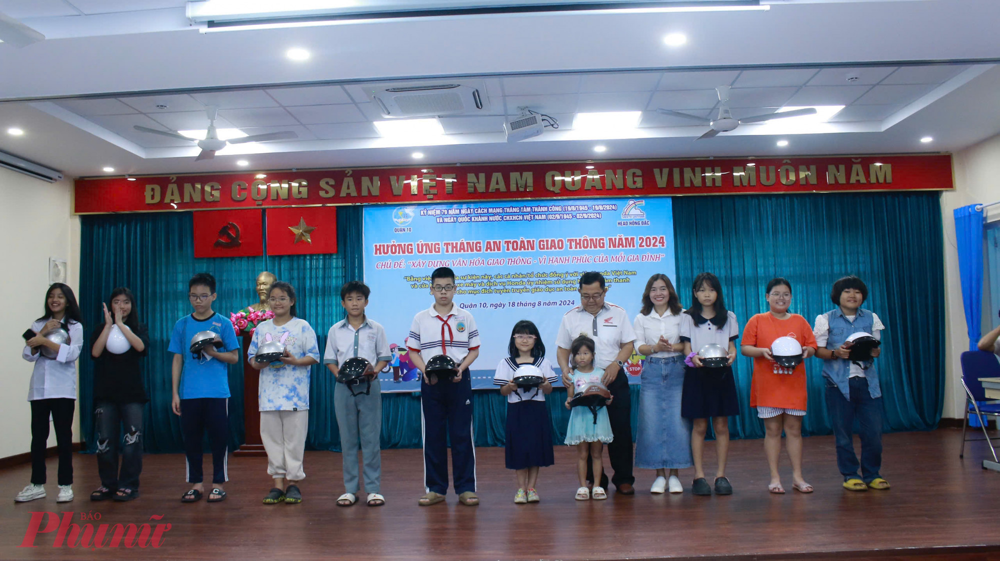 Ban tổ chức trao tặng n&oacute;n bảo hiểm cho c&aacute;c em thiếu nhi tham gia h&egrave; t&iacute;ch cực 