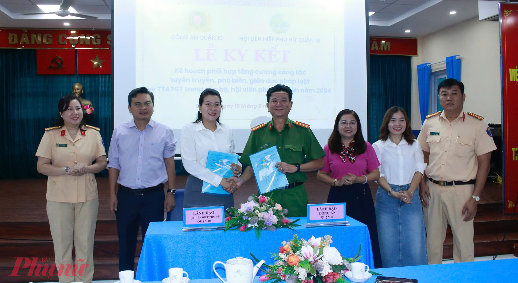 Thượng t&aacute; Đinh Minh Tr&iacute; &ndash; Ph&oacute; trưởng C&ocirc;ng an quận 10 v&agrave; b&agrave; L&ecirc; Thị Thu Hồng &ndash; Chủ tịch Hội LHPN quận 10  k&yacute; kết kế hoạch phối hợp năm 2024 về tuy&ecirc;n truyền, phổ biến, gi&aacute;o dục ph&aacute;p luật về trật tự an to&agrave;n giao th&ocirc;ng với c&aacute;c nội dung ch&iacute;nh: đổi mới c&ocirc;ng t&aacute;c tuy&ecirc;n truyền, phổ biến gi&aacute;o dục ph&aacute;p luật về  trật tự, ATGT đ&uacute;ng nội dung, đ&uacute;ng đối tượng, vận động hộ gia đ&igrave;nh kh&ocirc;ng lấn chiếm vỉa h&egrave;, l&ograve;ng đường&hellip;