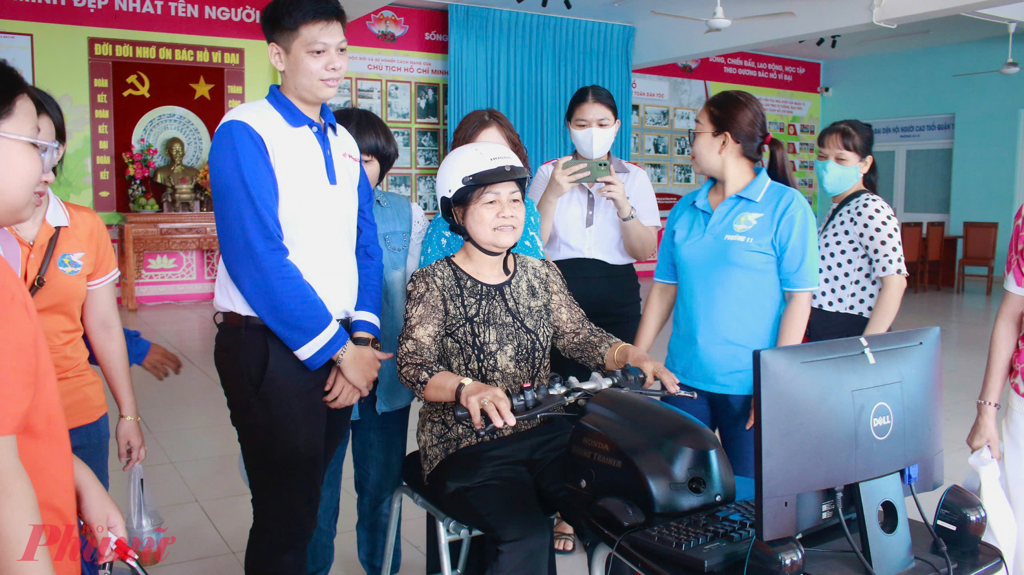 Nhiều chị em phụ nữ tham gia m&ocirc; h&igrave;nh l&aacute;i xe an to&agrave;n tại chương tr&igrave;nh.