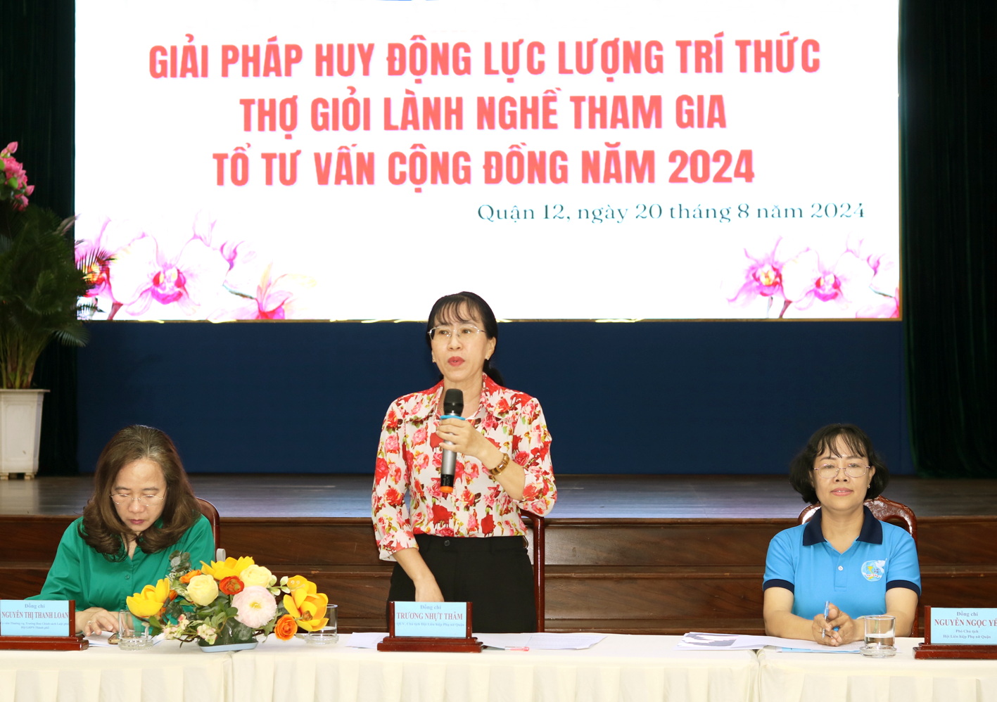 Bà Trương Nhựt Thẫm - Chủ tịch Hội LHPN quận 12 - thông tin về tình hình hoạt động và nêu một số yêu cầu để nâng chất tổ tư vấn cộng đồng
