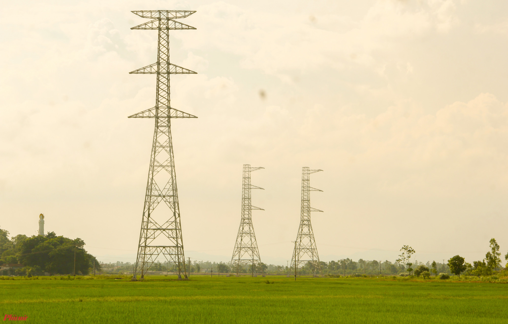 Dự &aacute;n đường d&acirc;y 500kV mạch 3 từ Quảng Trạch (Quảng B&igrave;nh) đến Phố Nối (Hưng Y&ecirc;n) c&oacute; tổng chiều d&agrave;i gần 520km, đi qua địa b&agrave;n 9 tỉnh. Dự &aacute;n do Tổng C&ocirc;ng ty Truyền tải điện Quốc gia l&agrave;m chủ đầu tư. To&agrave;n tuyến c&oacute; 1.177 vị tr&iacute; cột v&agrave; 502 khoảng n&eacute;o với tổng mức đầu tư khoảng 22.356 tỉ đồng. 