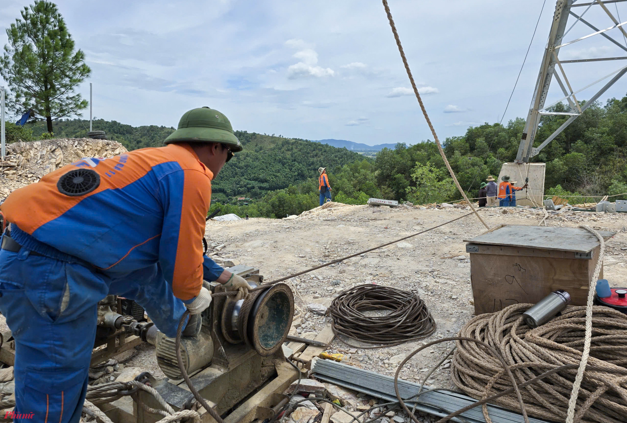 Sau gần một năm thi c&ocirc;ng, h&igrave;nh h&agrave;i của đường d&acirc;y 500kV mạch 3 đ&atilde; dần được ho&agrave;n thiện. Trong giai đoạn &ldquo;nước r&uacute;t&rdquo; những ng&agrave;y cuối th&aacute;ng 8, c&ocirc;ng nh&acirc;n tr&ecirc;n đại c&ocirc;ng trường đường d&acirc;y 500kV mạch 3 đoạn qua Nghệ An, H&agrave; Tĩnh đang khẩn trương k&eacute;o d&acirc;y khoảng n&eacute;o kết nối giữa c&aacute;c cột điện.