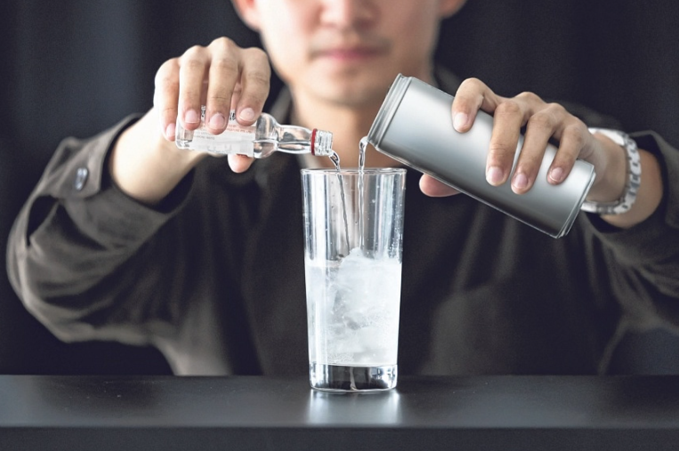 Một số thanh ni&ecirc;n tin rằng pha đồ ​​uống tăng lực với rượu gi&uacute;p họ cảm thấy &ldquo;ph&ecirc;&rdquo; trong thời gian d&agrave;i hơn m&agrave; kh&ocirc;ng bị ngất xỉu. ẢNH MINH HỌA ST: GIN TAY