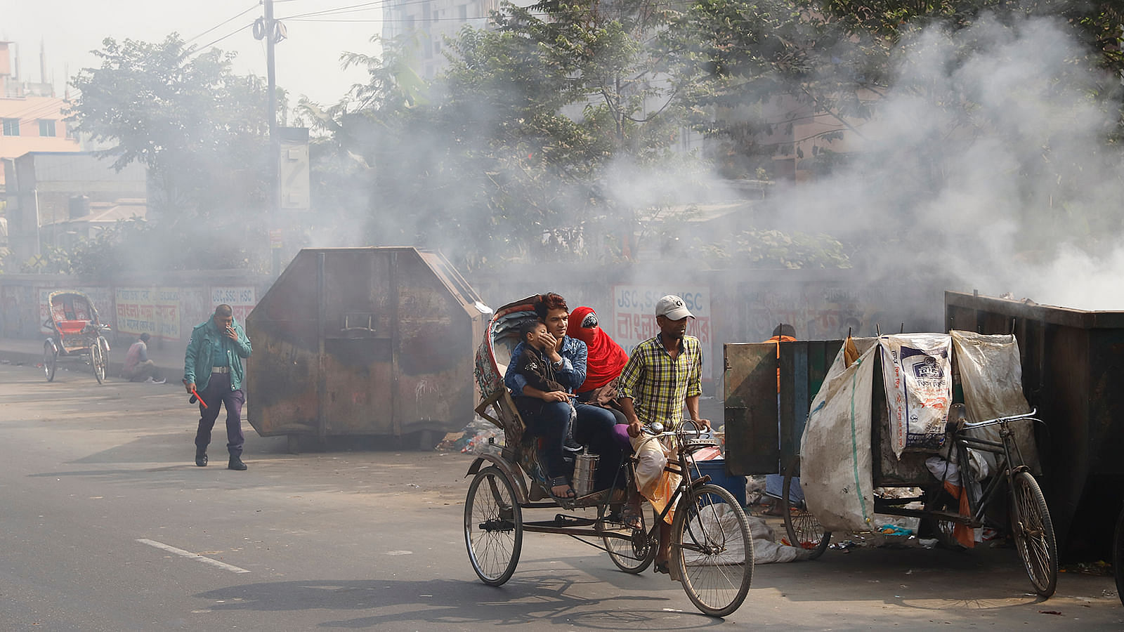 T&igrave;nh h&igrave;nh &ocirc; nhiễm kh&ocirc;ng kh&iacute; ng&agrave;y c&agrave;ng nghi&ecirc;m trọng ở Bangladesh - Ảnh: The Daily Star