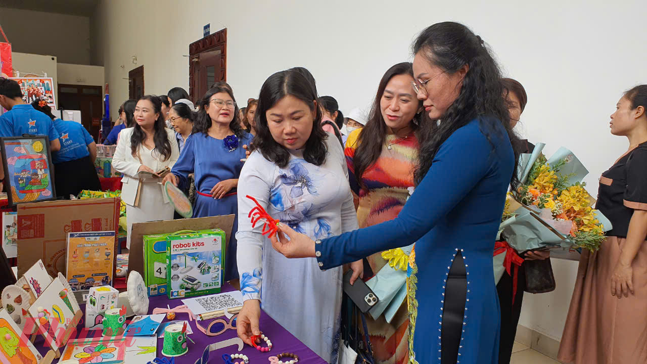B&agrave; L&ecirc; Thụy Mỵ Ch&acirc;u (&aacute;o d&agrave;i xanh) tham quan c&aacute;c gian h&agrave;ng - Ảnh: T.T.