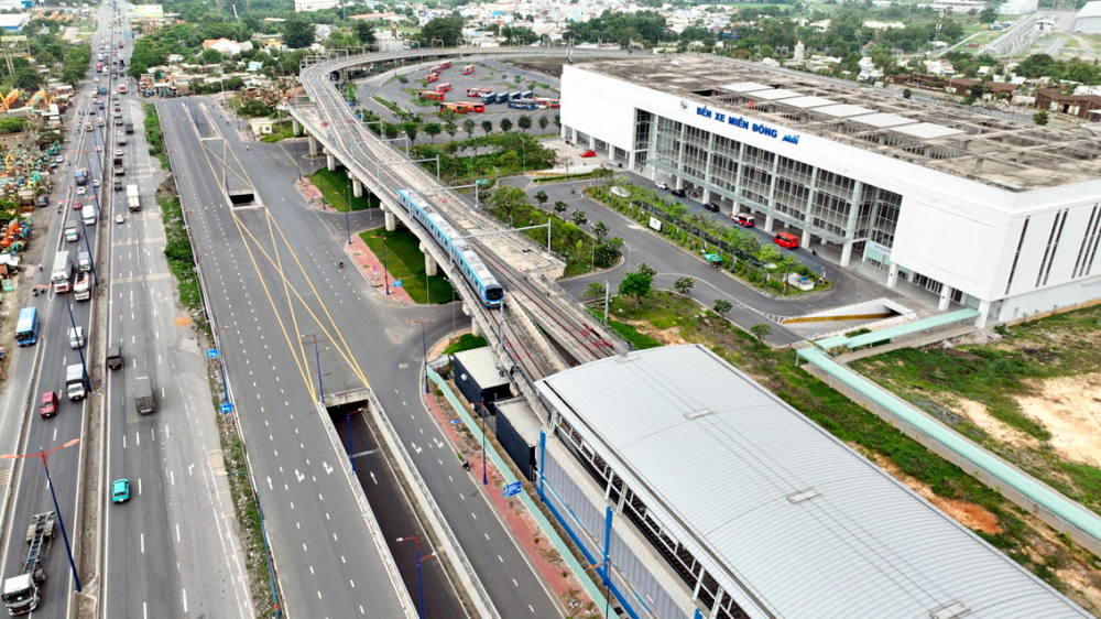 Bến xe Miền Đ&ocirc;ng mới được x&acirc;y dựng ho&agrave;nh tr&aacute;ng nhưng qu&aacute; xa trung t&acirc;m th&agrave;nh phố, bất tiện cho h&agrave;nh kh&aacute;ch