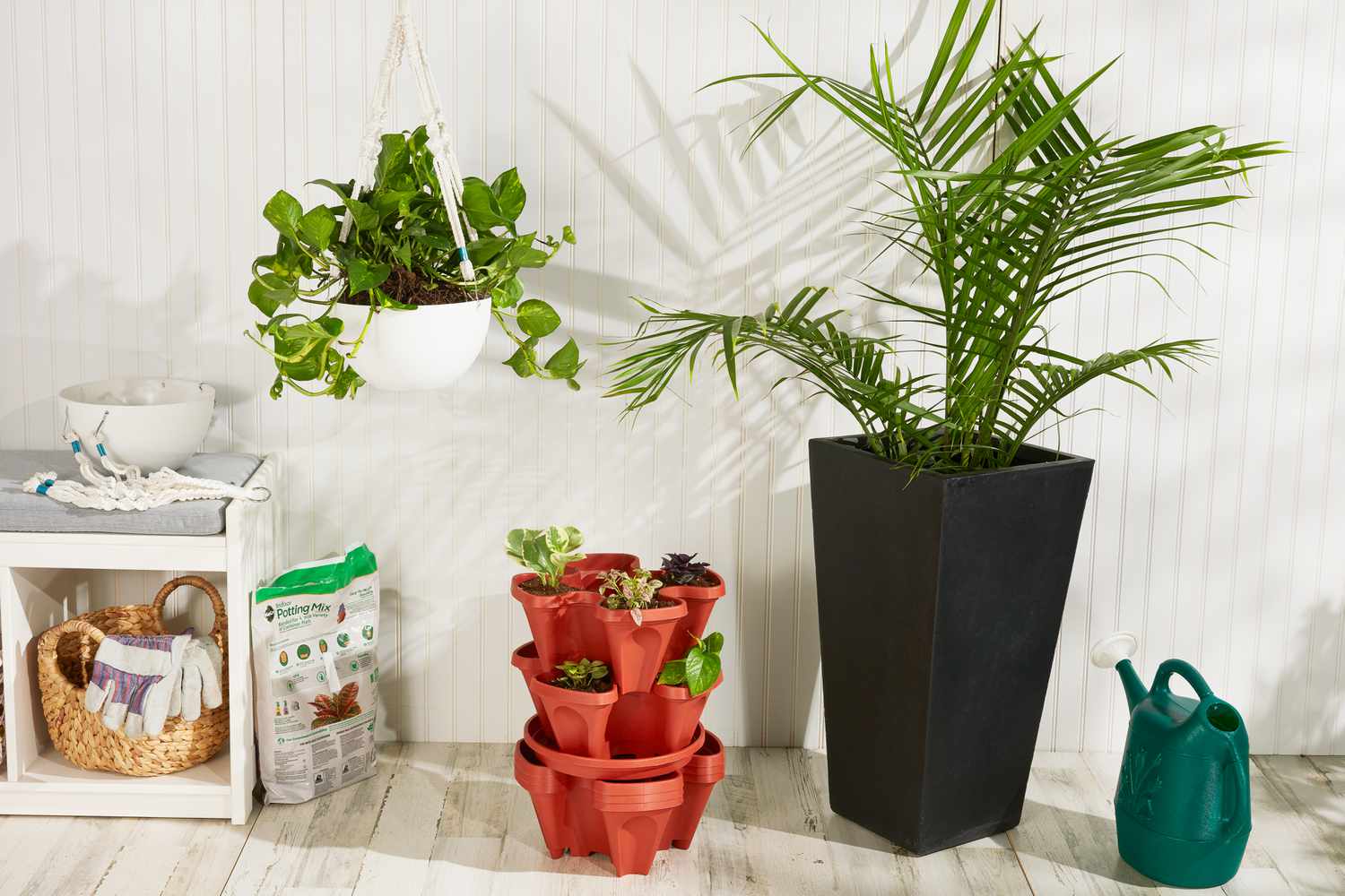 Đặt một số c&acirc;y một c&aacute;ch chu đ&aacute;o Nếu bạn th&iacute;ch trang tr&iacute; nh&agrave; bằng những người bạn xanh, th&igrave; mẹo n&agrave;y sẽ dễ d&agrave;ng thực hiện. Cho d&ugrave; bạn l&agrave; người c&oacute; kinh nghiệm trồng c&acirc;y hay mới bắt đầu, bạn c&oacute; thể c&acirc;n nhắc sử dụng c&acirc;y trồng trong chậu để mang lại sự ri&ecirc;ng tư hơn cho ng&ocirc;i nh&agrave; của m&igrave;nh.  Sử dụng c&acirc;y trồng trong nh&agrave; v&agrave; c&aacute;c yếu tố ngo&agrave;i trời để ph&acirc;n chia kh&ocirc;ng gian theo c&aacute;ch tự nhi&ecirc;n v&agrave; hấp dẫn m&agrave; kh&ocirc;ng ho&agrave;n to&agrave;n ngăn c&aacute;ch, Foster n&oacute;i. Điều n&agrave;y cũng sẽ mang lại sức sống cho kh&ocirc;ng gian của bạn cũng như c&aacute;c mảng m&agrave;u t&ugrave;y thuộc v&agrave;o loại c&acirc;y bạn chọn sử dụng.  Kh&aacute;i niệm n&agrave;y tương tự như c&aacute;ch nhiều người kh&eacute;o l&eacute;o bố tr&iacute; c&acirc;y xanh ở ngo&agrave;i trời để h&agrave;ng x&oacute;m kh&ocirc;ng thể nh&igrave;n thẳng v&agrave;o hi&ecirc;n nh&agrave;, s&acirc;n hoặc ban c&ocirc;ng của họ.  Tốt hơn nữa, bạn cũng c&oacute; thể sao ch&eacute;p kh&aacute;i niệm n&agrave;y bằng c&aacute;ch sử dụng c&acirc;y giả , nếu ch&uacute;ng ph&ugrave; hợp hơn với lối sống của bạn. Hiện nay, tr&ecirc;n thị trường c&oacute; rất nhiều c&acirc;y giả giống như thật, v&igrave; vậy kh&aacute;ch của bạn chắc chắn sẽ kh&ocirc;ng thể biết được c&acirc;y n&agrave;o thực sự đang ph&aacute;t triển v&agrave; c&acirc;y n&agrave;o kh&ocirc;ng ngay từ đầu.