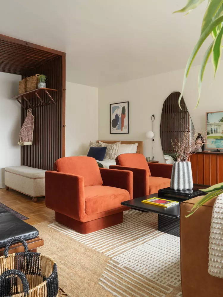 Tự l&agrave;m tấm ốp tường H&atilde;y thử nghiệm kỹ năng của bạn v&agrave; tự x&acirc;y dựng tấm ốp tường bằng gỗ lấy cảm hứng từ s&aacute;ng tạo n&agrave;y do Alexandra Gater, một chuy&ecirc;n gia trang tr&iacute; nội thất, thực hiện. Tấm ốp n&agrave;y t&aacute;ch biệt th&agrave;nh c&ocirc;ng khu vực giường ngủ của Gater khỏi kh&ocirc;ng gian sống ch&iacute;nh của c&ocirc; ấy, tạo sự ri&ecirc;ng tư, đồng thời cung cấp kh&ocirc;ng gian lưu trữ nhờ c&aacute;c m&oacute;c gắn ở mặt sau.  Thiết kế của n&oacute; bổ sung cho phong c&aacute;ch hiện đại giữa thế kỷ b&oacute;ng bẩy của căn hộ v&agrave; k&eacute;o d&agrave;i tới tận trần nh&agrave;, tạo n&ecirc;n khoảnh khắc bắt mắt mang đến n&eacute;t kiến ​​tr&uacute;c độc đ&aacute;o cho căn hộ.