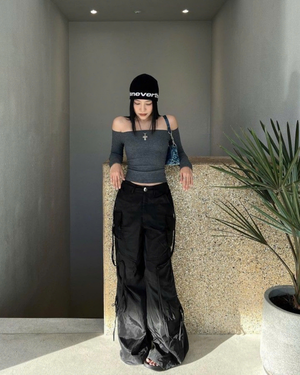  Để tạo ra những set đồ chuẩn Acubi, bạn c&oacute; thể sử dụng những trang phục như crop top, baby tee, &aacute;o len mỏng, &aacute;o hai d&acirc;y, cardigan, shrug, ch&acirc;n v&aacute;y ngắn hoặc maxi, quần cargo, quần ống rộng hay quần ống loe, N&agrave;ng c&oacute; thể chọn cho m&igrave;nh một chiếc &aacute;o croptop đơn giản phối với một chiếc quần ống rộng để tạo sự thoải m&aacute;i v&agrave; nhẹ nh&agrave;ng.