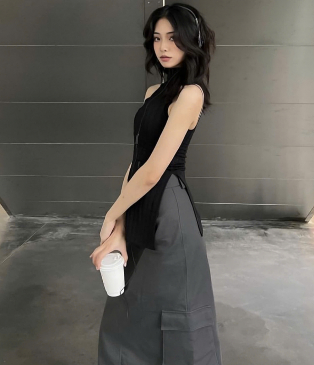 Đối với phong c&aacute;ch tối giản, việc phối m&agrave;u l&agrave; một kh&ocirc;ng gian tự do, tuy nhi&ecirc;n, &ldquo;acubi&rdquo; lại đi theo hướng tập trung v&agrave;o những t&ocirc;ng m&agrave;u trung t&iacute;nh như trắng, đen, x&aacute;m v&agrave; be. Điều n&agrave;y kh&ocirc;ng chỉ tạo n&ecirc;n một vẻ thanh lịch, m&agrave; c&ograve;n gi&uacute;p trang phục dễ d&agrave;ng kết hợp với những t&ocirc;ng m&agrave;u kh&aacute;c nhau.
