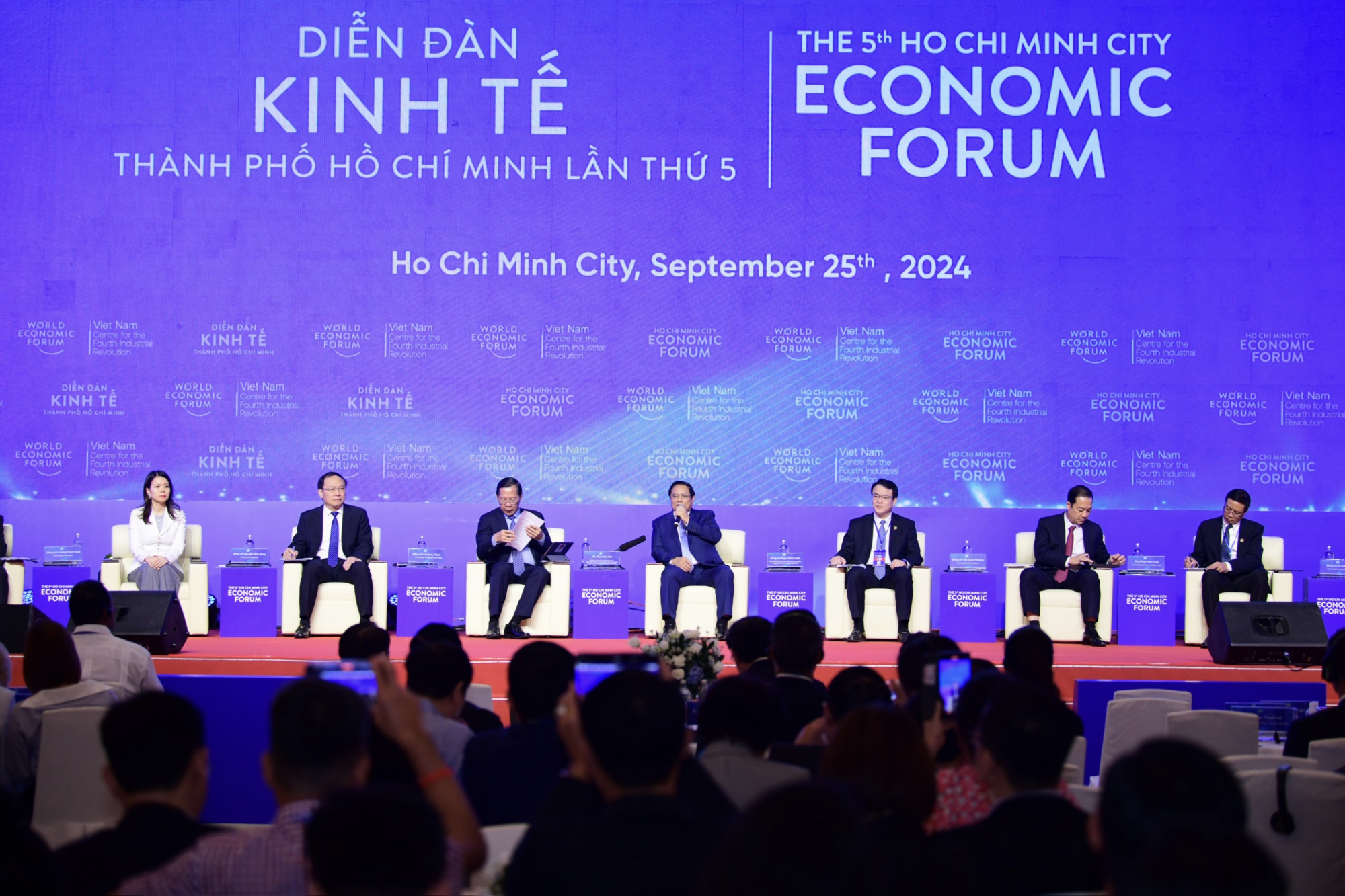 Thủ tướng Ch&iacute;nh phủ Phạm Minh Ch&iacute;nh chủ tr&igrave; phi&ecirc;n đối thoại ch&iacute;nh s&aacute;ch trong khu&ocirc;n khổ diễn đ&agrave;n kinh tế TPHCM năm 2024