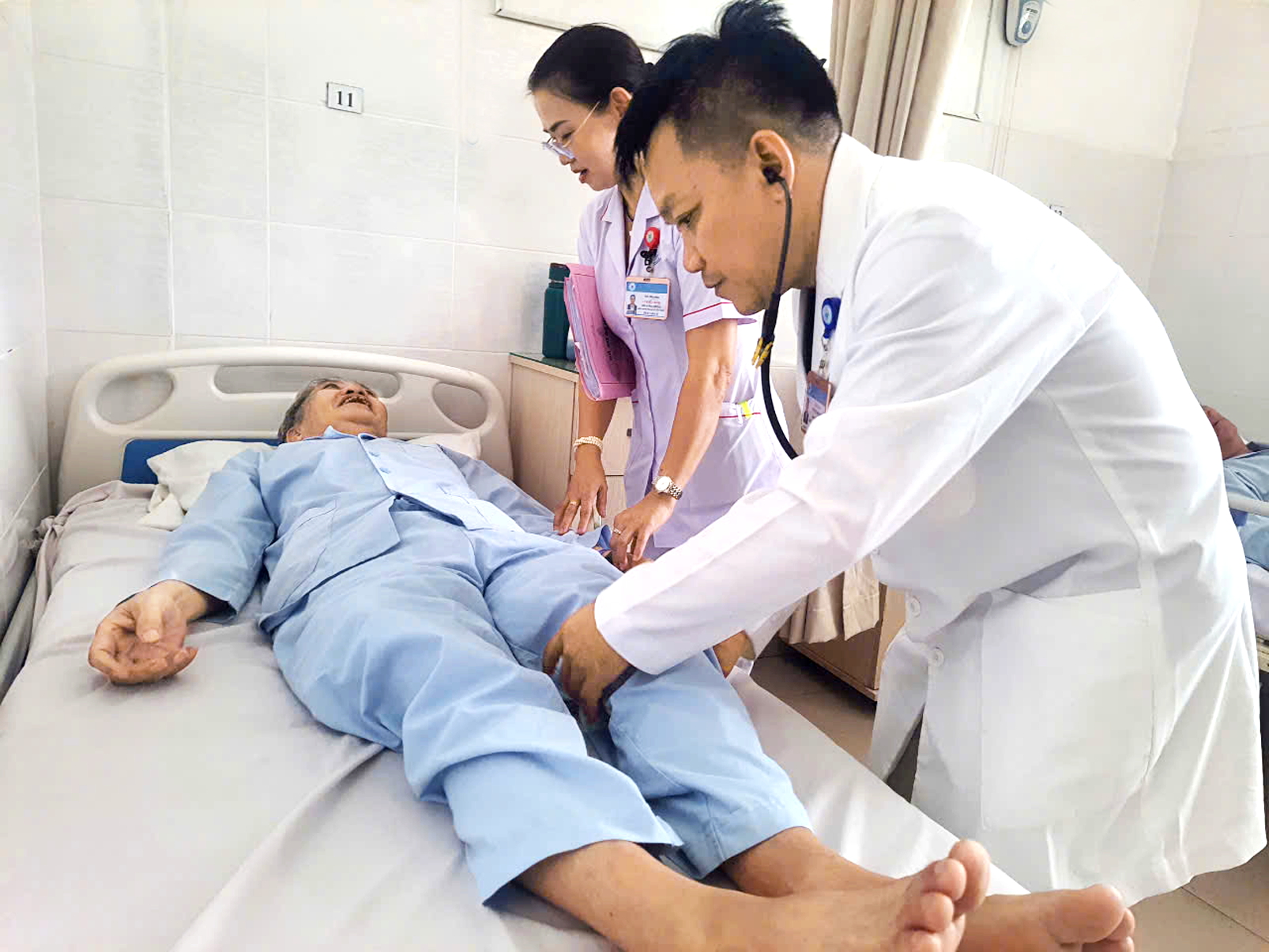 B&aacute;c sĩ Nguyễn Duy T&acirc;n thăm kh&aacute;m cho người bệnh sau phẫu thuật