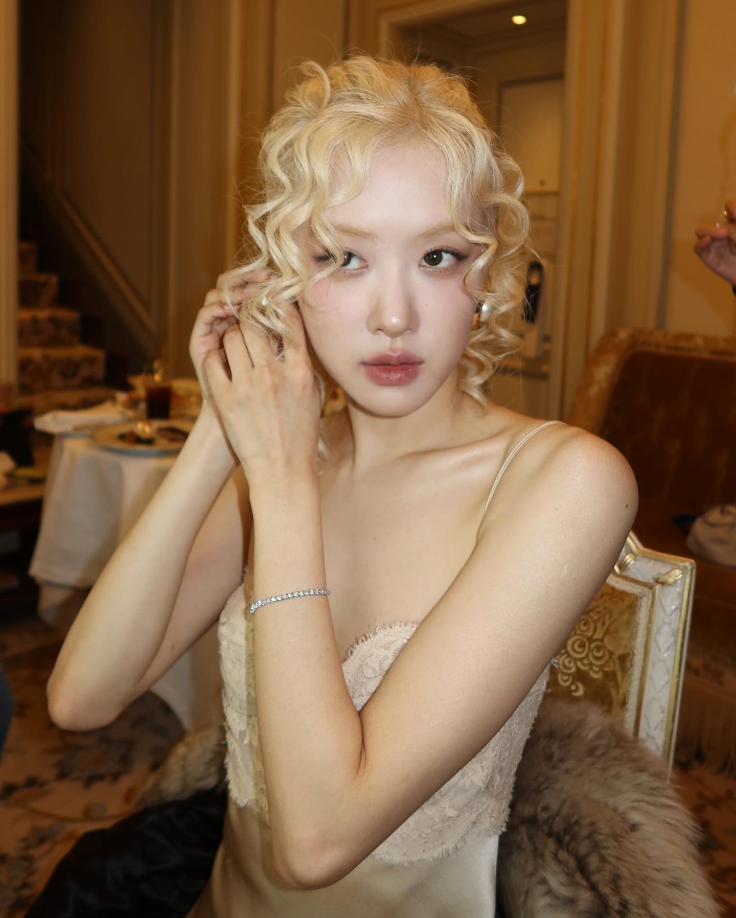 Xuất hiện tại sự kiện thời trang của thương hiệu Saint Laurent tại Ph&aacute;p, kiểu t&oacute;c của Ros&eacute;  