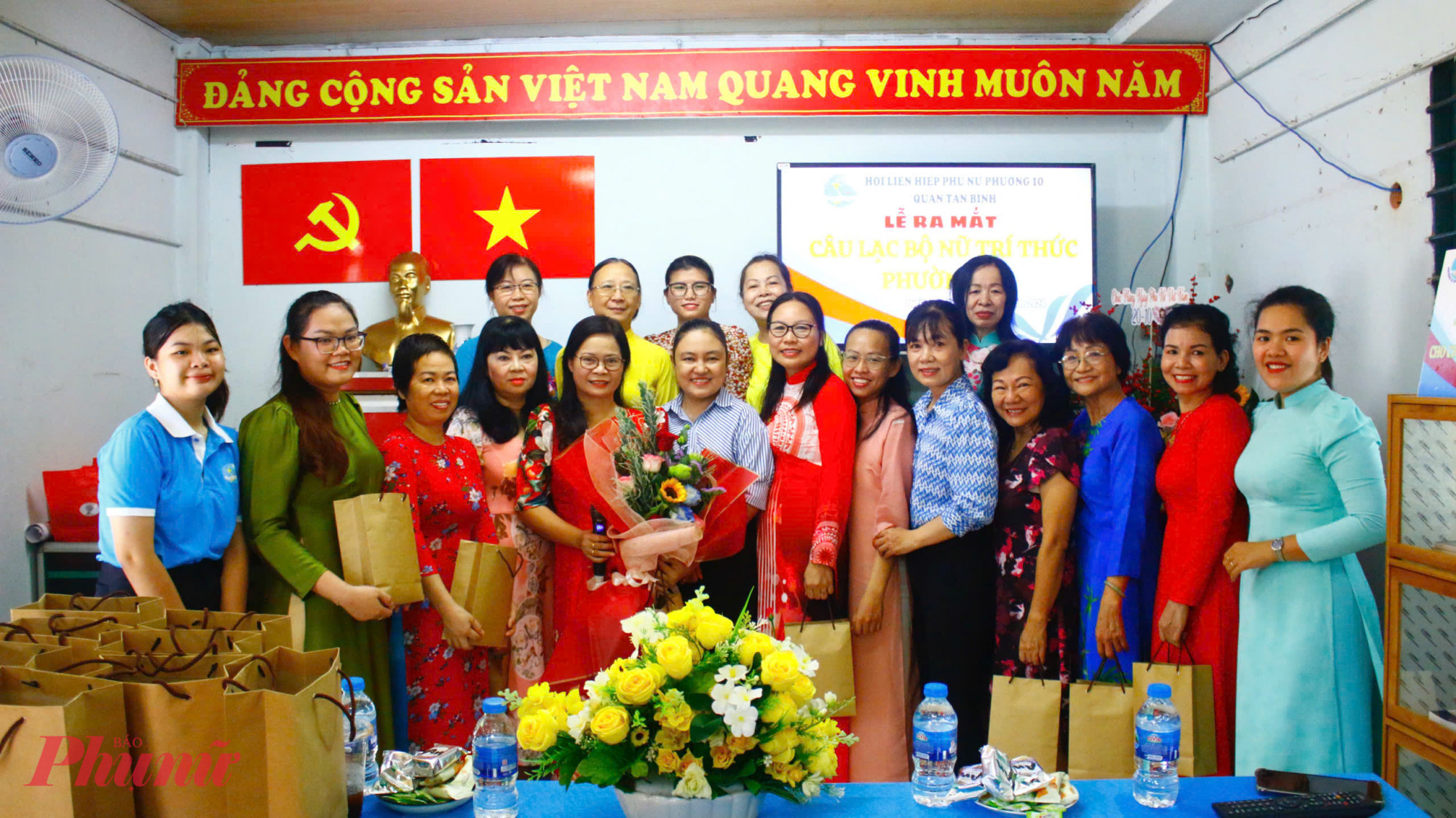 C&aacute;c th&agrave;nh vi&ecirc;n CLB Nữ tr&iacute; thức phường 10, quận T&acirc;n B&igrave;nh 