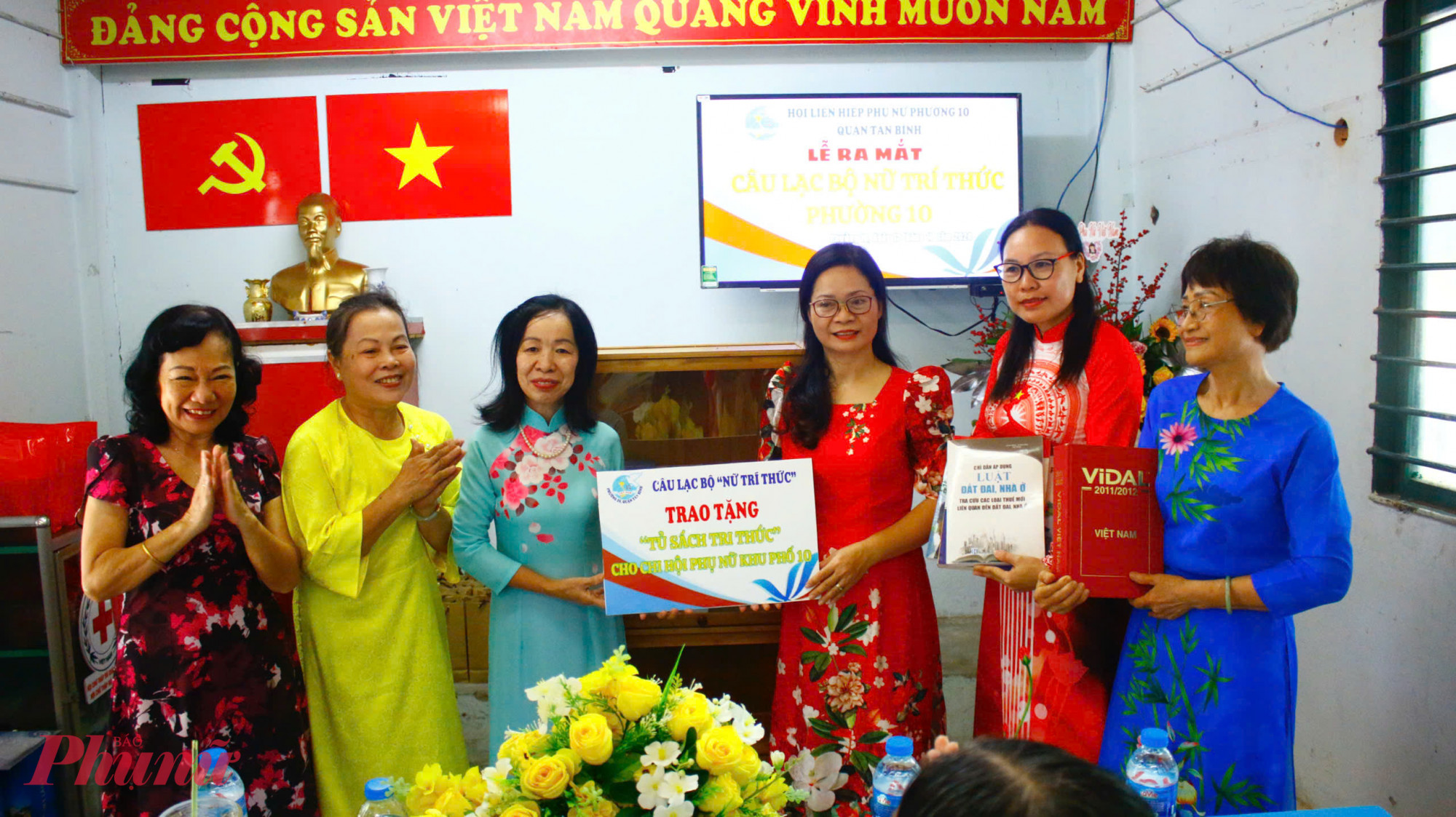  CLB Nữ tr&iacute; thức phường 10, quận T&acirc;n B&igrave;nh trao tủ s&aacute;ch tr&iacute; thức đến Chi hội Phụ nữ khu phố 10