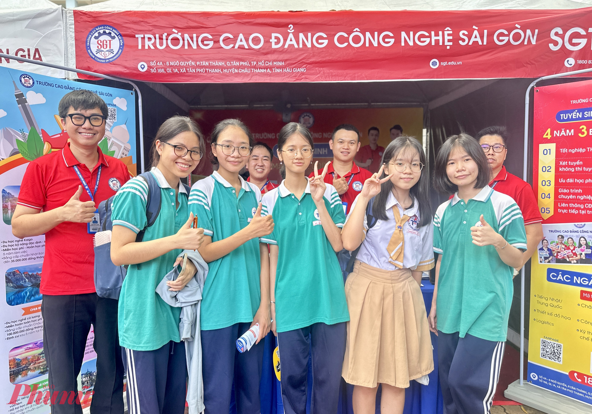 Học sinh c&aacute;c trường THPT tham quan, t&igrave;m hiểu c&aacute;c ng&agrave;nh học, chương tr&igrave;nh đ&agrave;o tạo nghề - Ảnh: Nguyễn Loan