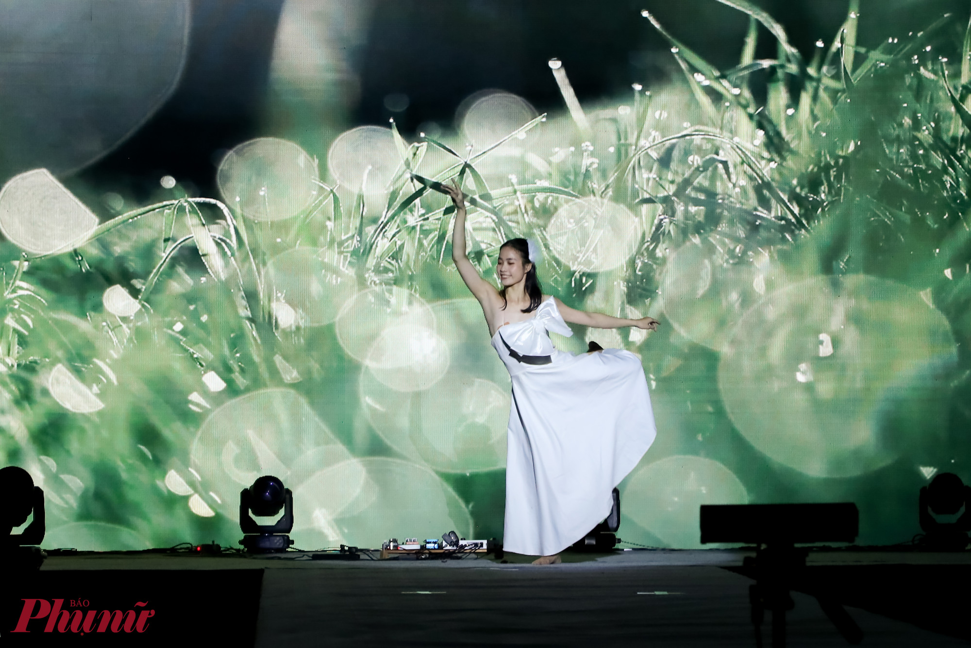 Nữ nghệ sĩ biểu diễn tiết mục m&uacute;a hiện đại tr&ecirc;n nền nhạc piano
