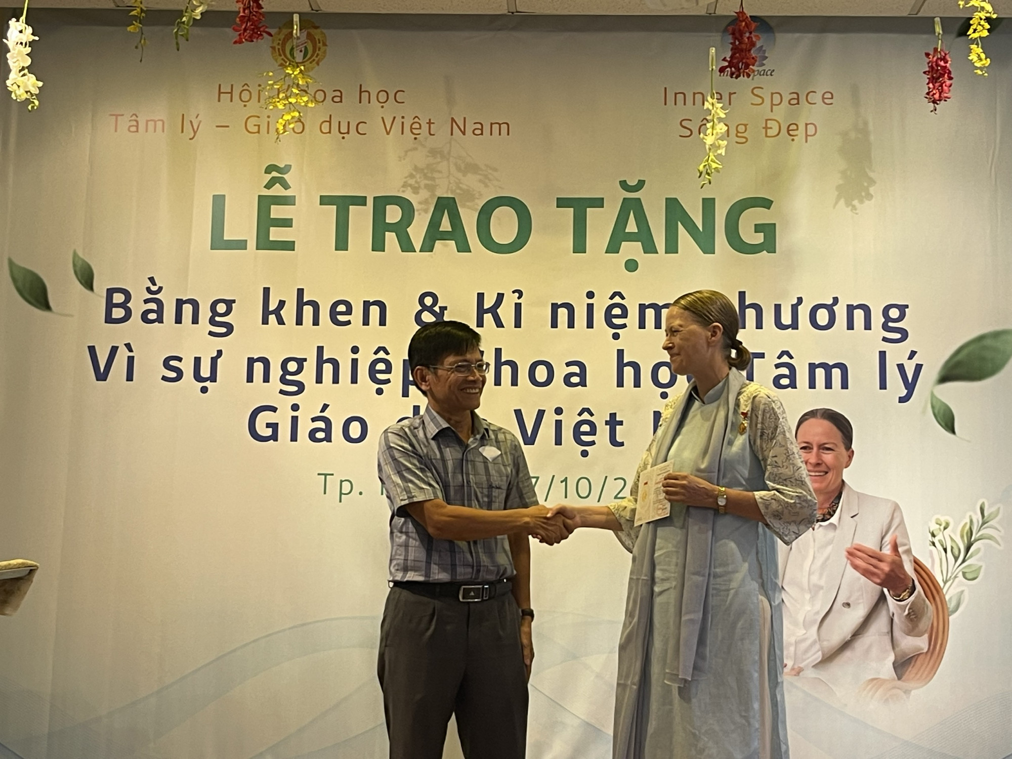 PGS.TS Đinh Phương Duy trao bằng khen v&agrave; kỷ niệm chương cho diễn giả Trish Summerfield 