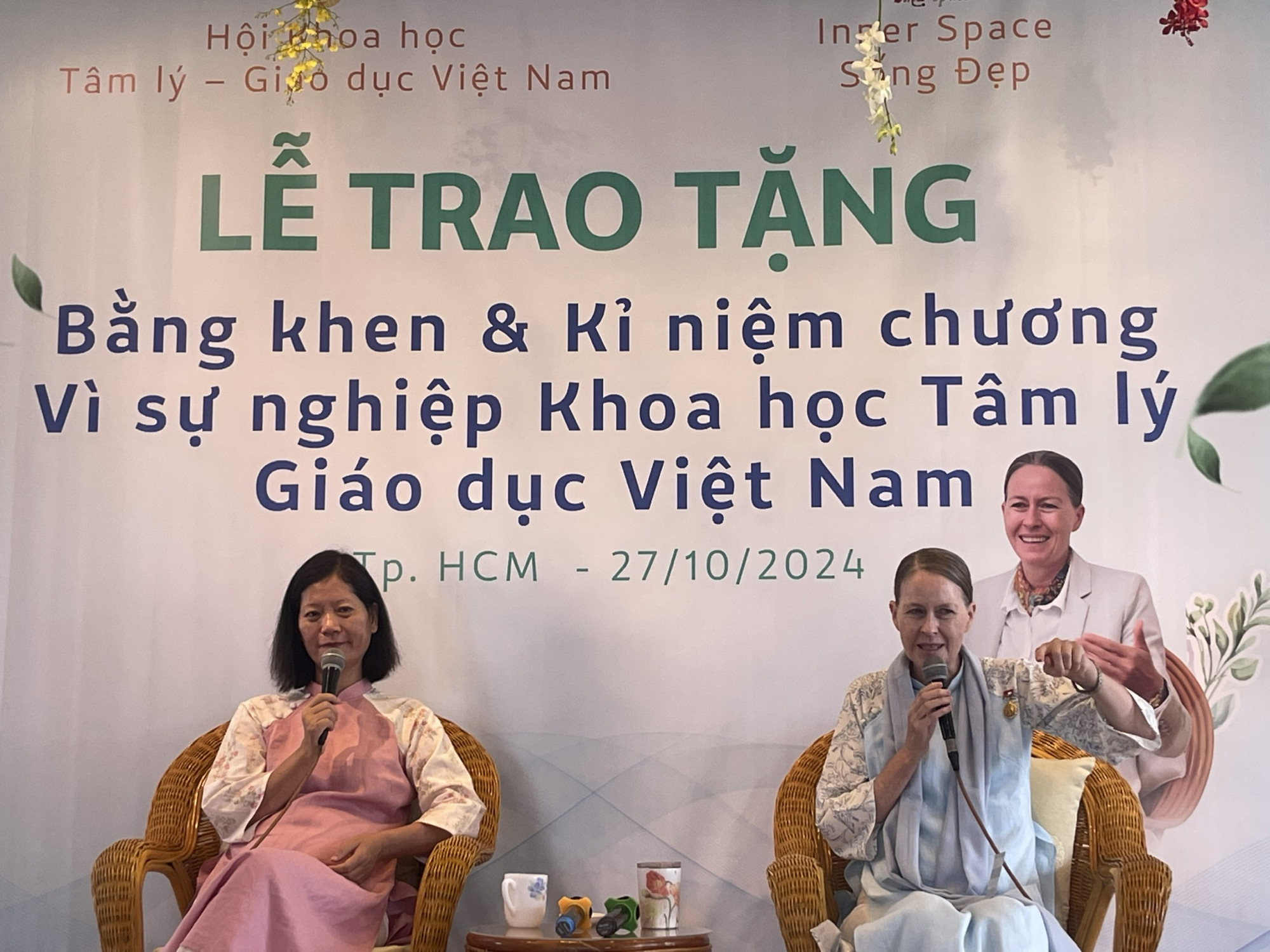Diễn giả Trish Summerfield c&ugrave;ng người đồng h&agrave;nh th&acirc;n thiết Phạm Thị Sen