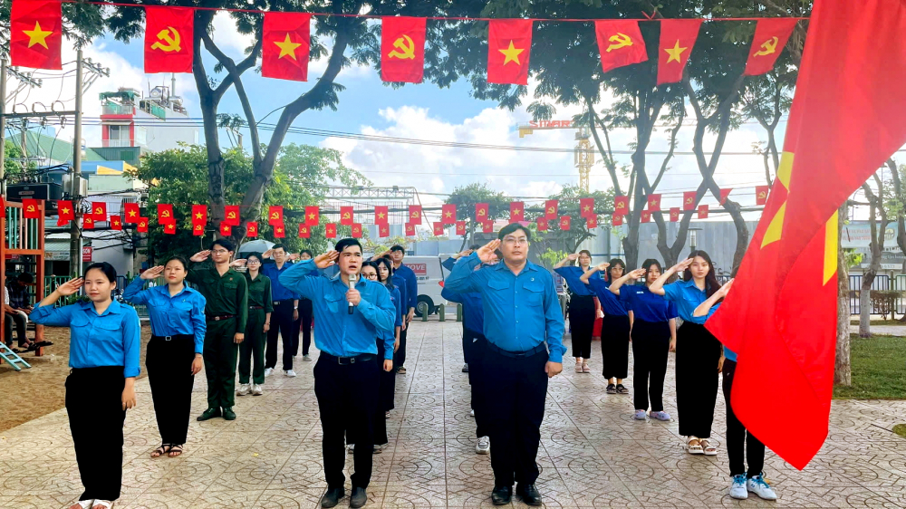 Lễ ch&agrave;o cờ &ldquo;T&ocirc;i y&ecirc;u Tổ quốc t&ocirc;i&rdquo; tại địa b&agrave;n d&acirc;n cư của Đo&agrave;n Thanh ni&ecirc;n phường 16, quận 4 đ&atilde; thực hiện được 3 năm, trở th&agrave;nh nếp sinh hoạt của nhiều người d&acirc;n trong c&aacute;c khu phố