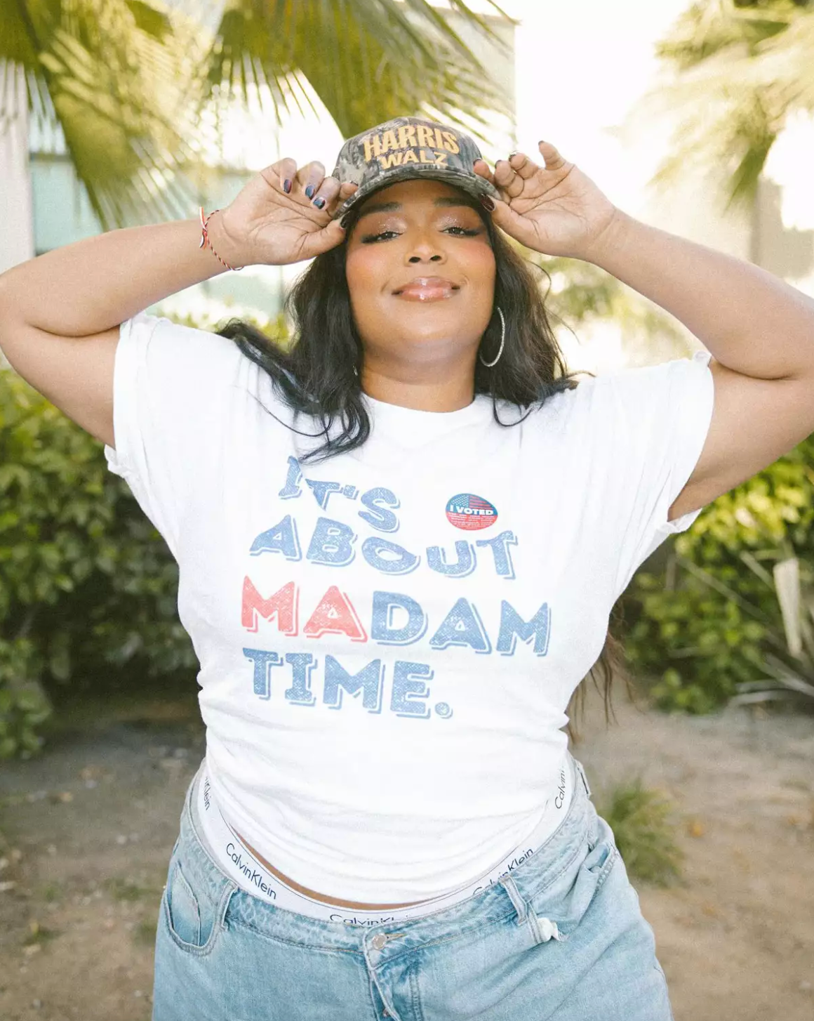 Ca sĩ Lizzo đ&atilde; mặc một chiếc &aacute;o ph&ocirc;ng t&aacute;o bạo c&oacute; d&ograve;ng chữ &ldquo;It's About Madam Time&rdquo;&mdash;c&ugrave;ng với chiếc mũ Harris-Walz ph&ugrave; hợp thể hiện sự ủng hộ của c&ocirc; d&agrave;nh cho Kamala Harris