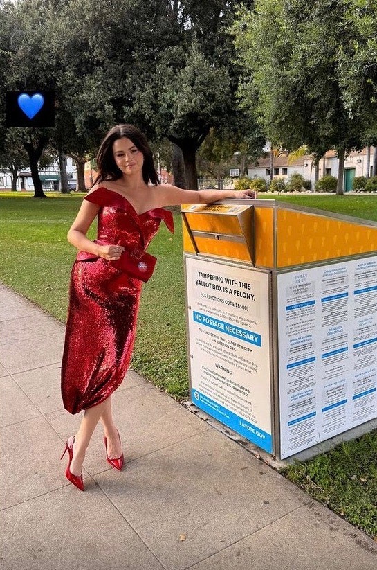 Selena Gomez đang l&agrave; nghệ sĩ g&acirc;y ch&uacute; &yacute; nhất về trang phục khi đi bầu cử của m&igrave;nh. C&ocirc; diện chiếc đầm sequin đỏ nổi bật
