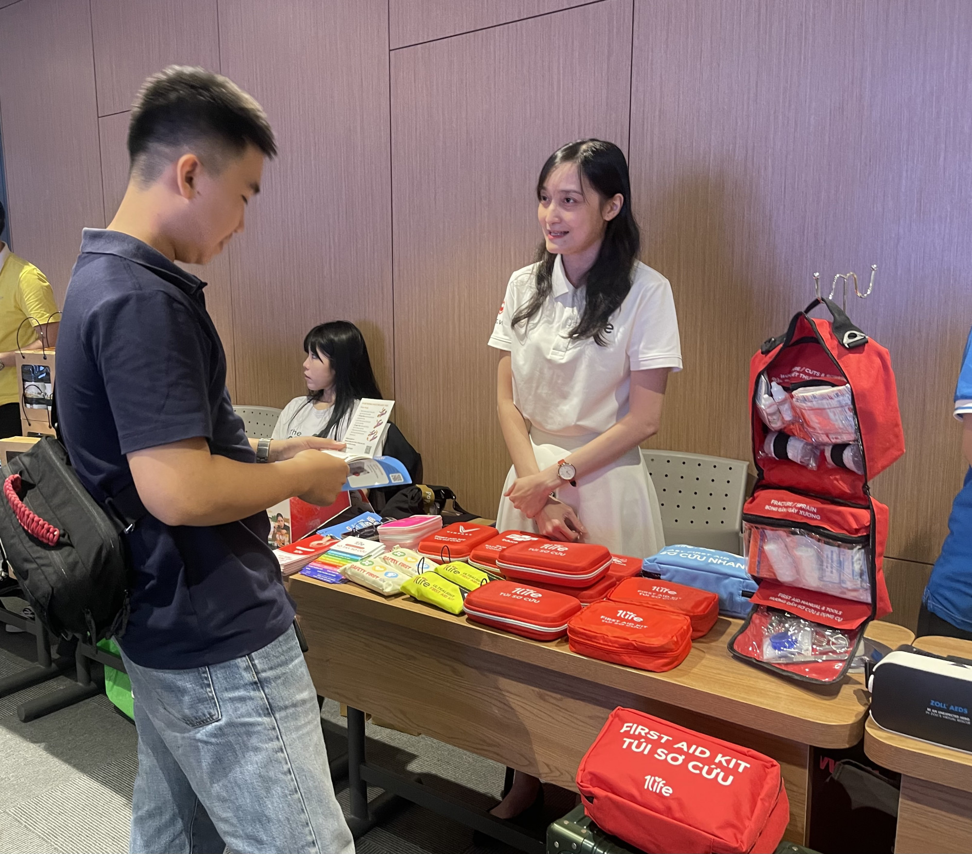 Nhiều người được lan toả tầm quan trọng của kỹ năng sơ cấp cứu, thay đổi quan niệm sơ cứu l&agrave; việc của nh&acirc;n vi&ecirc;n y tế hoặc tin v&agrave;o kinh nghiệm d&acirc;n gian, c&aacute;c nguồn tin tr&ecirc;n mạng internet chưa được kiểm chứng. Ảnh: Thanh Huyền.