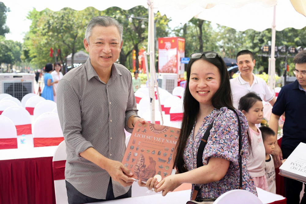 Họa sĩ Trần Đại Thắng k&yacute; tặng s&aacute;ch cho độc giả tại hội s&aacute;ch H&agrave; Nội  - Nguồn ảnh: Đ&ocirc;ng A Books