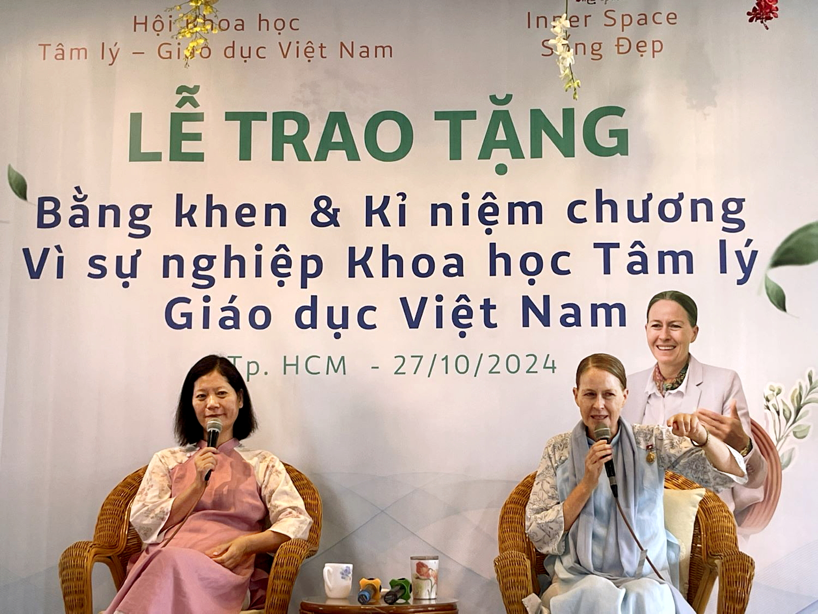 Diễn giả Trish Summerfield (phải) tại lễ trao tặng bằng khen, kỷ niệm chương V&igrave; sự nghiệp khoa học t&acirc;m l&yacute; - gi&aacute;o dục Việt Nam v&agrave; hội thảo &ldquo;Bu&ocirc;ng cho nhẹ&rdquo;