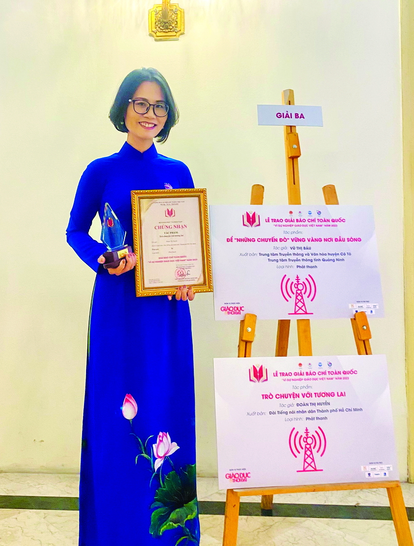Phương Huyền nhận giải thưởng cá nhân với tác phẩm Trò chuyện với tương lai phát thanh trên VOH (Đài Tiếng nói nhân dân TPHCM)