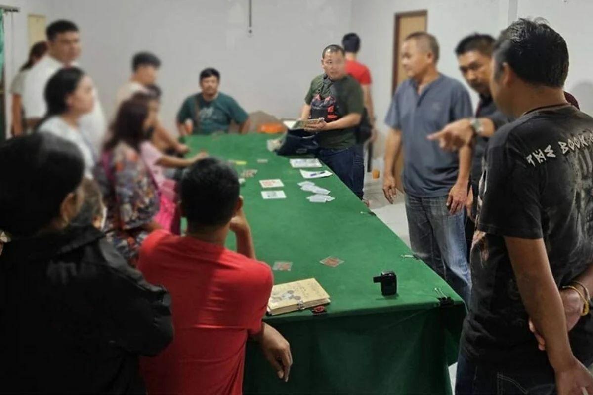 Cảnh s&aacute;t đột k&iacute;ch một tụ điểm hoạt động cờ bạc ở Chon Buri, Th&aacute;i Lan - Ảnh: KhaoSod