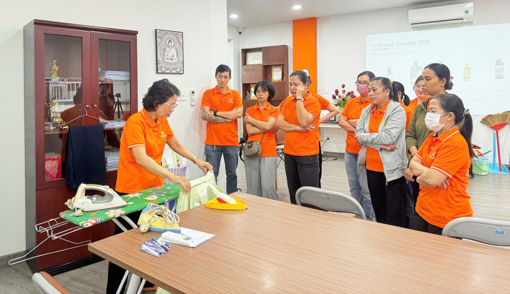 C&aacute;c học vi&ecirc;n học c&aacute;ch vệ sinh nh&agrave; cửa tại trung t&acirc;m đ&agrave;o tạo miễn ph&iacute; của bTaskee - ẢNH: HOA L&Agrave;I