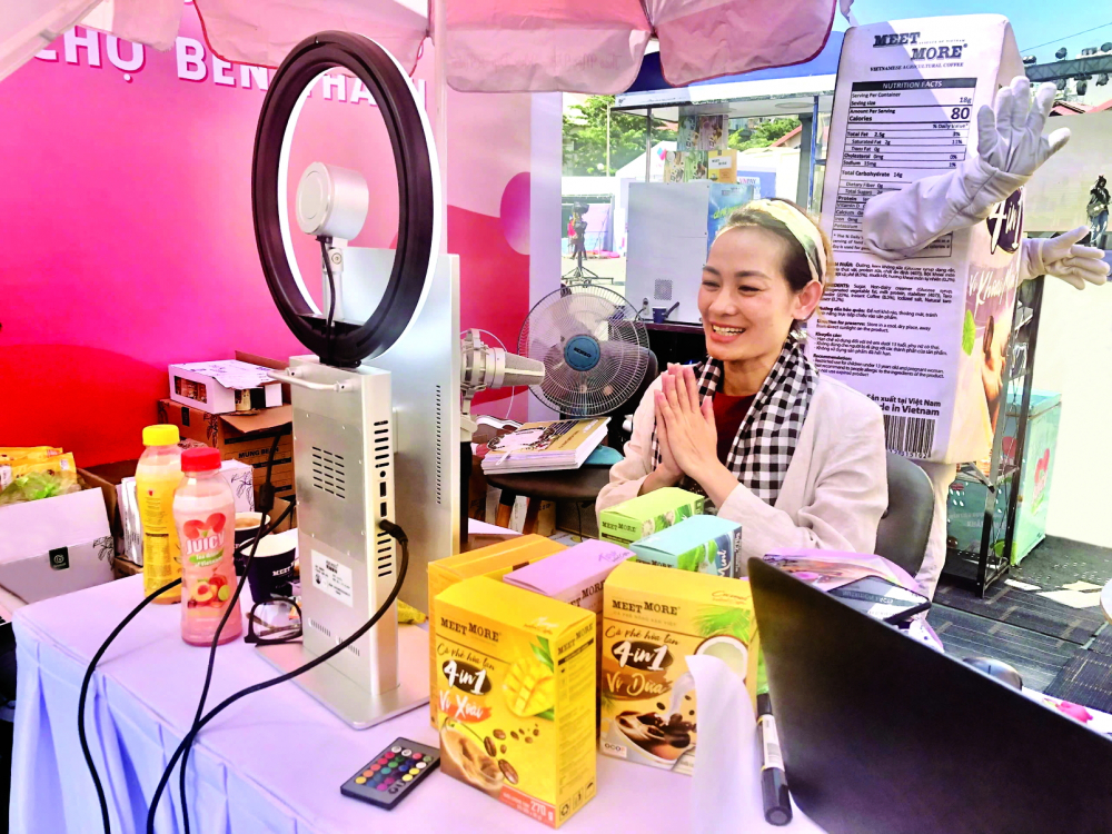 Tiktoker Vũ B&iacute;ch Hồng live stream b&aacute;n h&agrave;ng gi&uacute;p tiểu thương chợ Bến Th&agrave;nh (quận 1, TPHCM) trong một chương tr&igrave;nh hỗ trợ tiểu thương do Sở C&ocirc;ng Thương TPHCM tổ chức ẢNH: THANH HOA