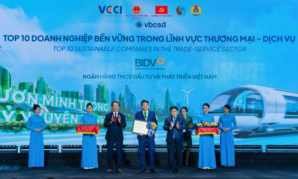 Tổng gi&aacute;m đốc BIDV L&ecirc; Ngọc L&acirc;m đại diện ng&acirc;n h&agrave;ng nhận giải thưởng - Ảnh: BIDV