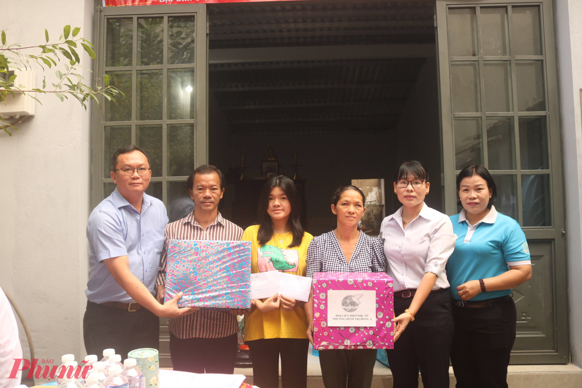 Tổ đại biểu Quốc hội đơn vị số 6 v&agrave; c&aacute;c đơn vị tặng qu&agrave; mừng gia đ&igrave;nh c&oacute; căn nh&agrave; mới khang trang. 