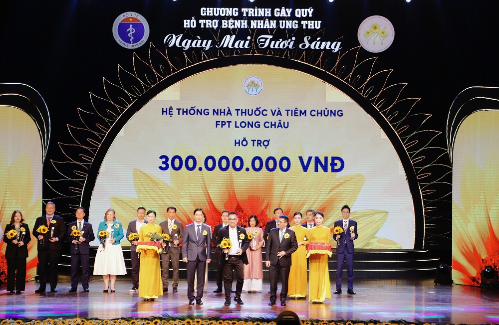 FPT Long Ch&acirc;u đồng h&agrave;nh c&ugrave;ng Quỹ Ng&agrave;y mai tươi s&aacute;ng, trao y&ecirc;u thương đến bệnh nh&acirc;n ung thư - Ảnh: FPT Long Ch&acirc;u