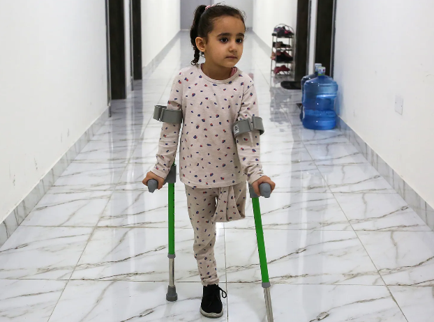 Một b&eacute; g&aacute;i bị mất hết 1 ch&acirc;n do bom đạn ở Gaza