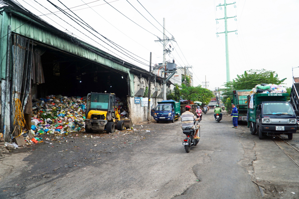 Xe chở r&aacute;c đậu 2 b&ecirc;n đường ngay trước trạm trung chuyển r&aacute;c Hiệp B&igrave;nh Ch&aacute;nh - ẢNH: VŨ QUYỀN