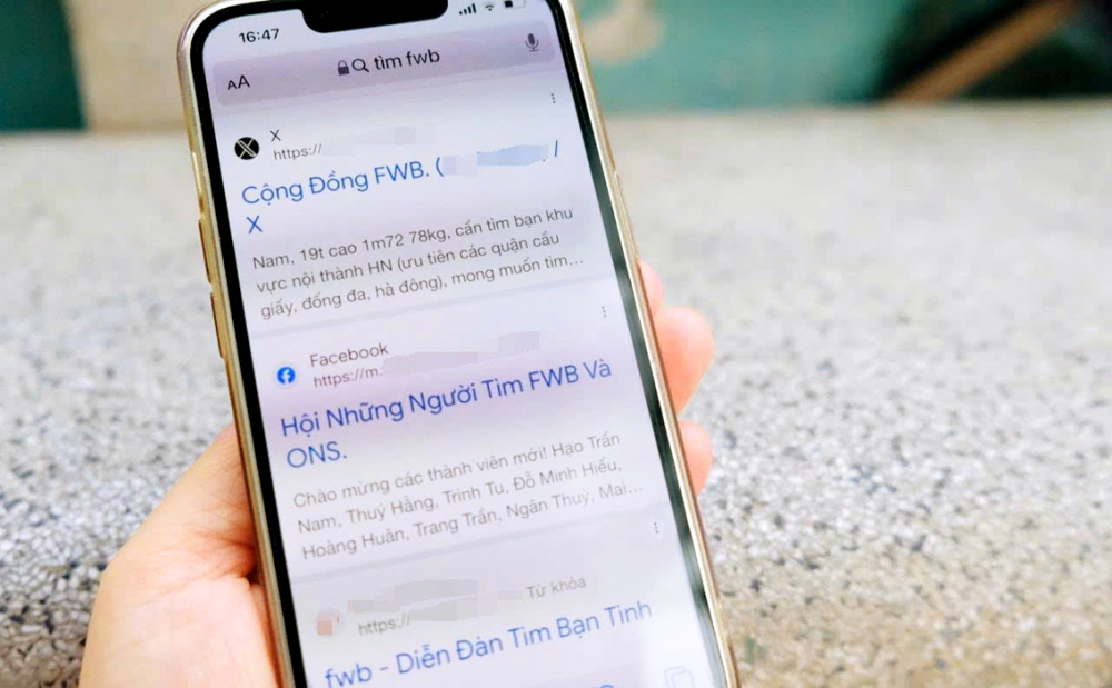 Rất dễ t&igrave;m thấy những hội nh&oacute;m t&igrave;m bạn t&igrave;nh một đ&ecirc;m tr&ecirc;n mạng x&atilde; hội - ẢNH: TH&Agrave;NH VŨ