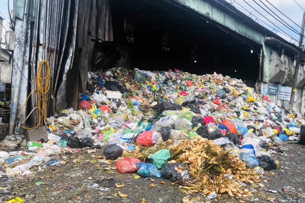 R&aacute;c b&ecirc;n trong trạm trung chuyển r&aacute;c Hiệp B&igrave;nh Ch&aacute;nh tr&agrave;n ra ngo&agrave;i đường - ẢNH: THANH T&Acirc;M