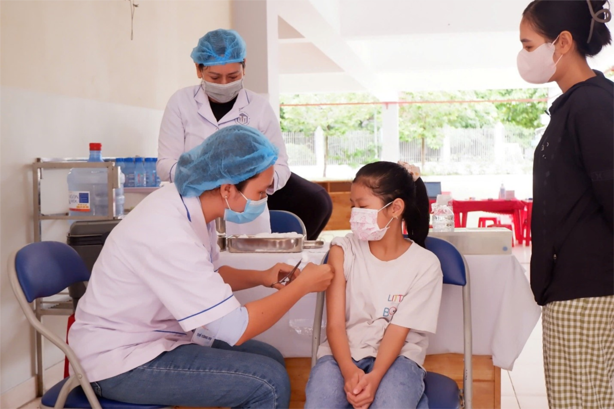 Học sinh được ti&ecirc;m vắc xin sởi-rubella (MR) trong chiến dịch ti&ecirc;m vắc xin sởi tại trường học