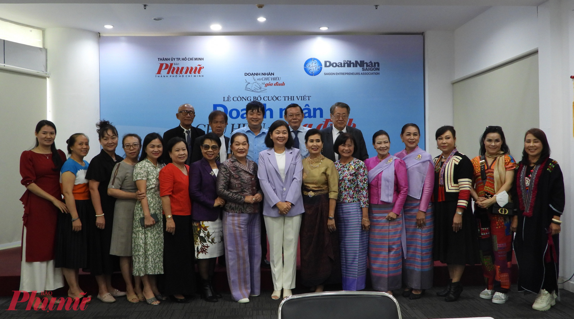 Đo&agrave;n c&ocirc;ng t&aacute;c của Hội Phụ nữ, Hiệp hội B&aacute;o ch&iacute; tỉnh Chiang Mai chụp ảnh lưu niệm c&ugrave;ng B&aacute;o Phụ nữ TPHCM - ẢNH: PH&Ugrave;NG HUY