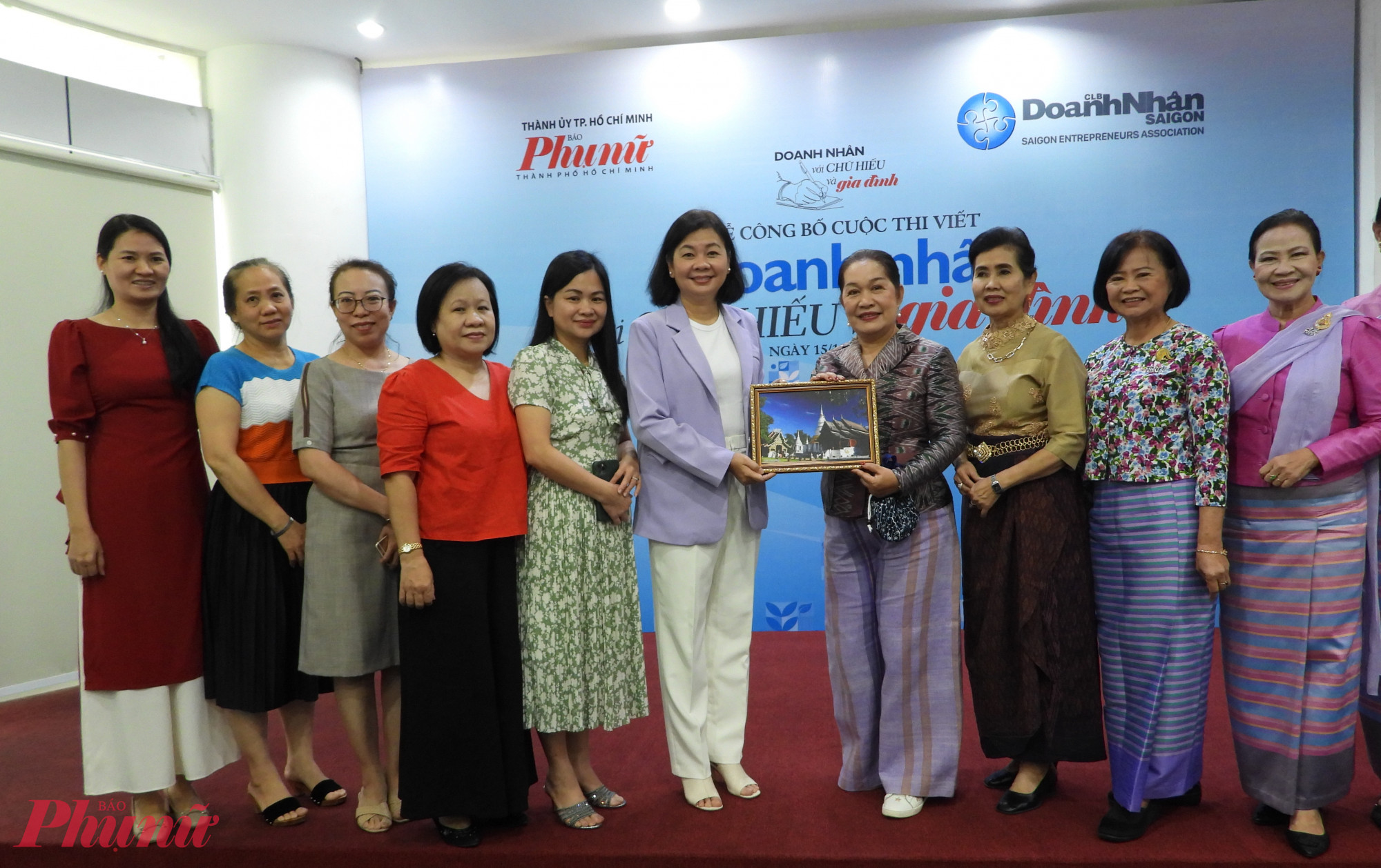 B&agrave; Waranya Lertworakitpipat (thứ tư từ phải sang) tặng qu&agrave; lưu niệm cho Ban bi&ecirc;n tập B&aacute;o Phụ nữ TPHCM - ẢNH: PH&Ugrave;NG HUY