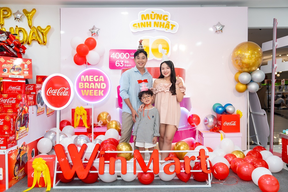 Gia đ&igrave;nh chụp ảnh check-in tại WinMart - Ảnh: Masan