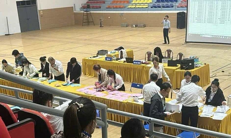 Cuộc đấu gi&aacute; đất tại huyện S&oacute;c Sơn - Ảnh: T.H