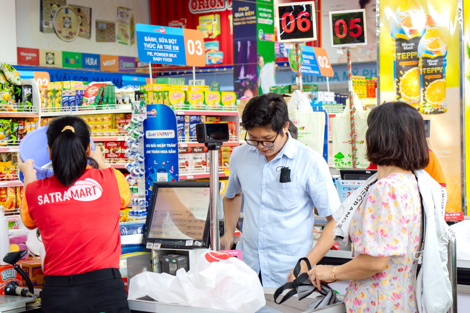 T&aacute;i cơ cấu mảng b&aacute;n lẻ của SATRA l&agrave; một qu&aacute; tr&igrave;nh phức tạp, đ&ograve;i hỏi sự cẩn trọng v&agrave; hoạch định chiến lược kỹ lưỡng... - Ảnh: SATRA