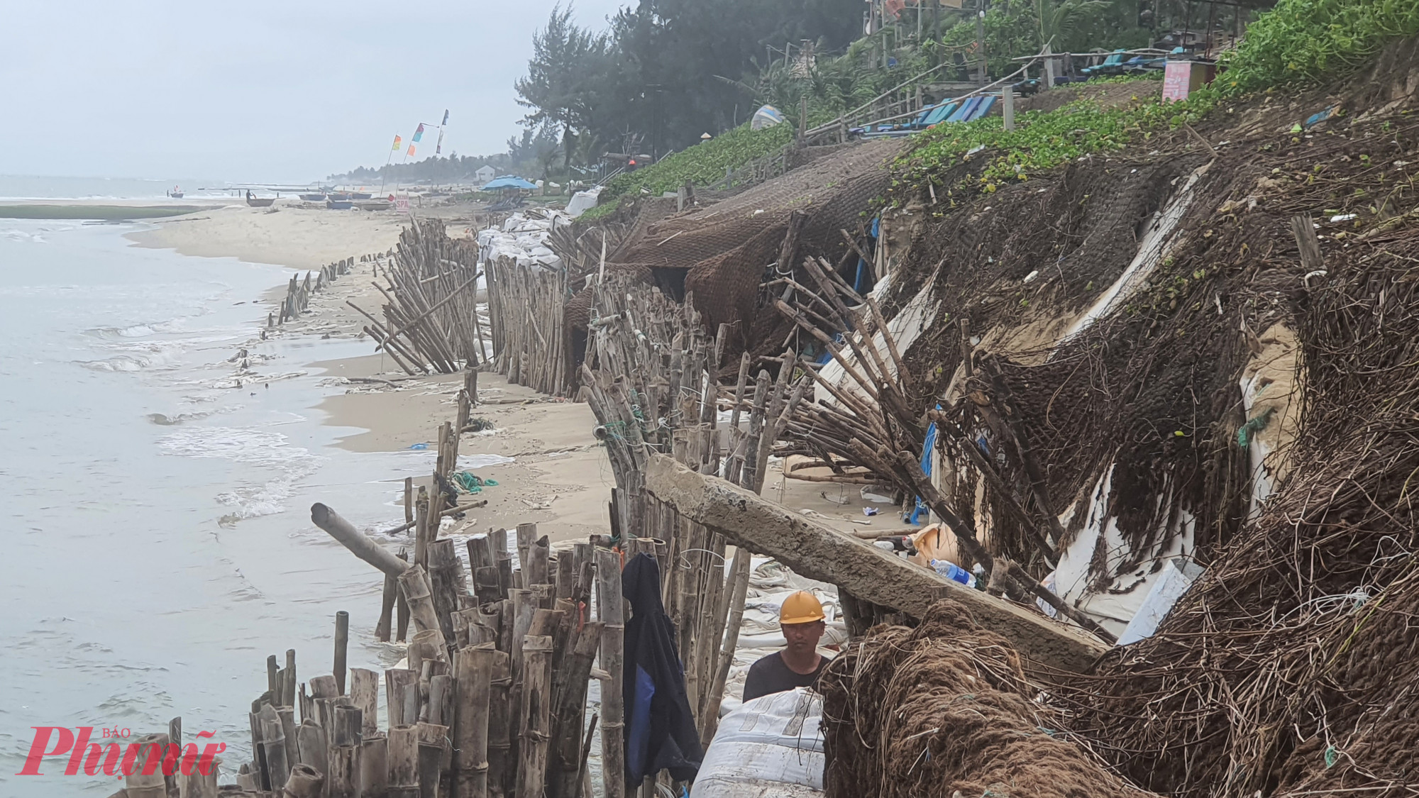 Ch&iacute;nh quyền phường đ&atilde; đ&atilde; b&aacute;o c&aacute;o, đề xuất UBND TP Hội An hỗ trợ kinh ph&iacute;, vật tư để tổ chức khắc phục bước đầu. Tuy nhi&ecirc;n, thời tiết bất lợi li&ecirc;n tục k&eacute;o d&agrave;i n&ecirc;n việc khắc phục của ch&iacute;nh quyền chưa triển khai.